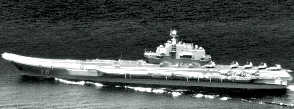  台灣軍方在社交平台發布大陸遼寧艦通過台海的照片。