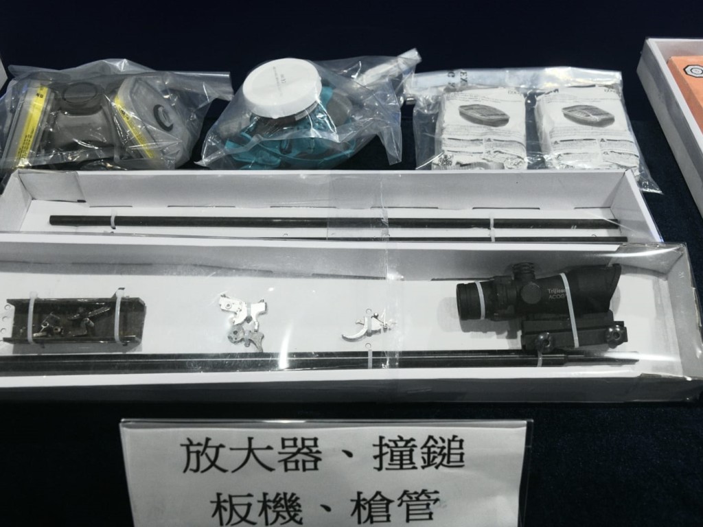 警方檢獲一批爆炸品原材料、彈藥、懷疑槍械部件及仿製槍械。