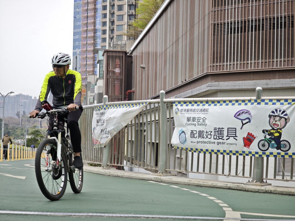 政府於2022年7月向立法會交通事務委員會建議，考慮強制騎單車人士佩戴頭盔，並開展修訂法例的研究工作。