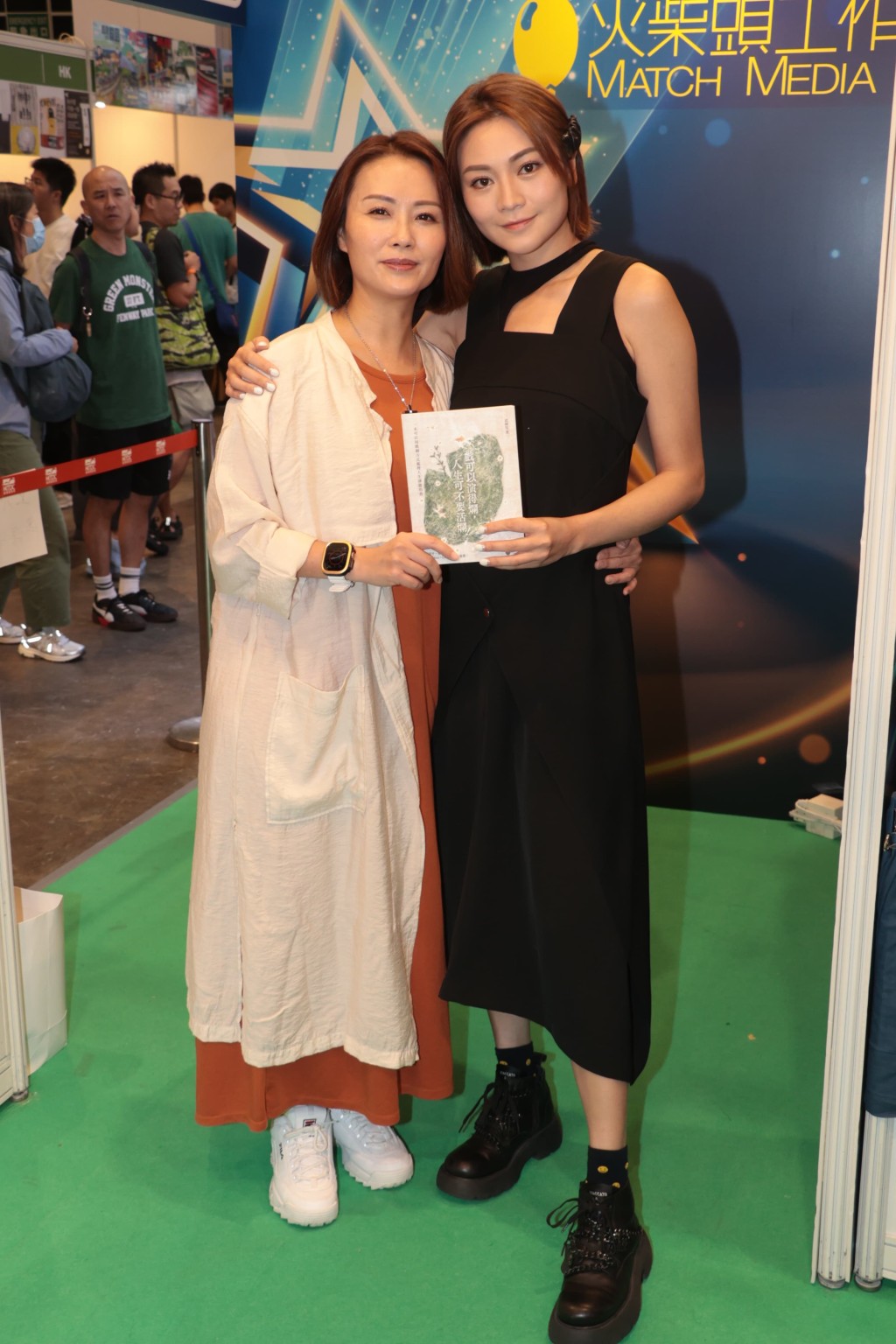 關嘉敏(18日)現身書展,支持戲劇導師袁綺雯新書簽名會。 關嘉敏(18日)現身書展,支持戲劇導師袁綺雯新書簽名會。