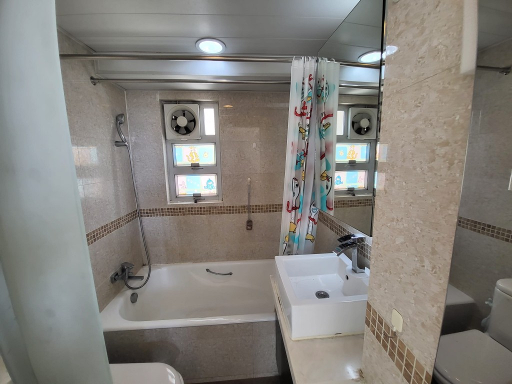 浴室為明廁，提供基本潔具。