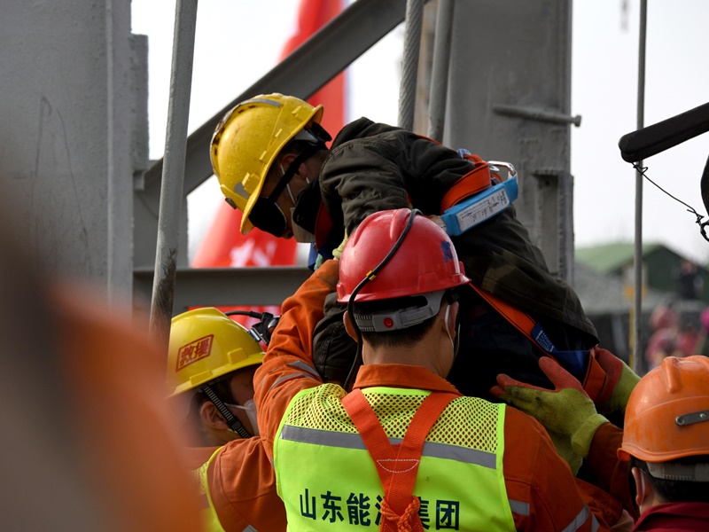 陆续多名矿工被救出。新华社