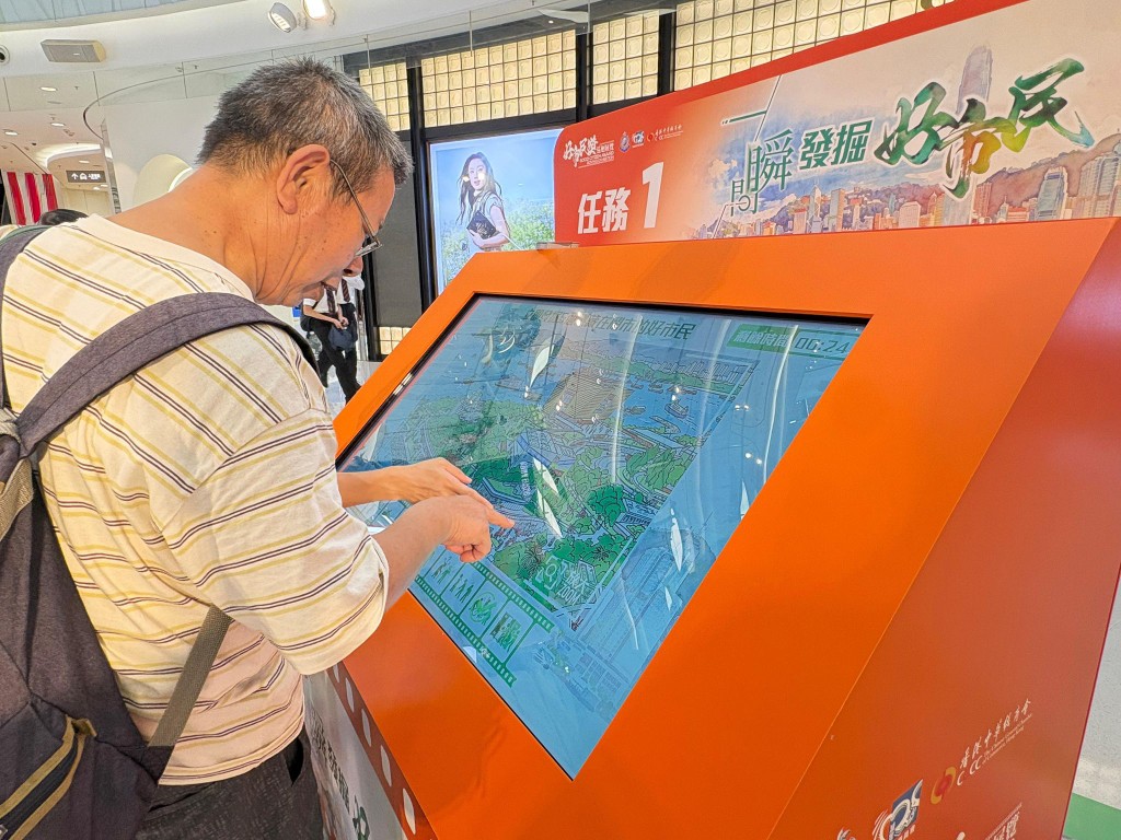  市民踴躍參與展覽攤位遊戲。  