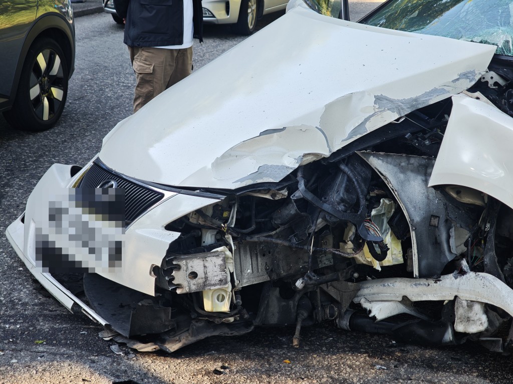涉事毒品快餐車當日情況，車頭被撞至損毀。資料圖片
