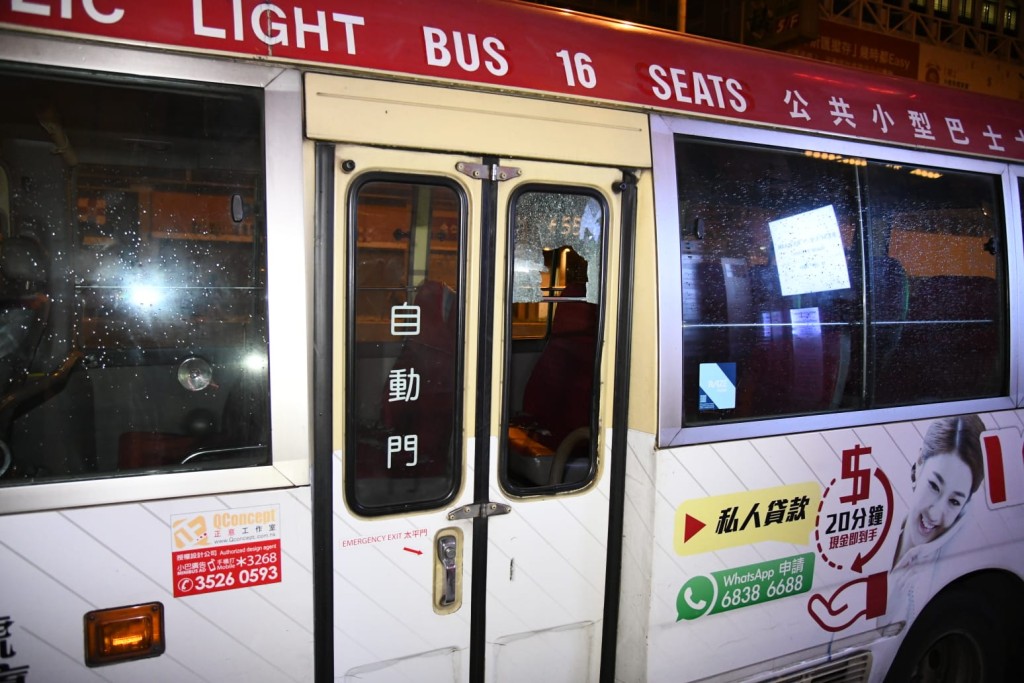 小巴車門玻璃爆裂。
