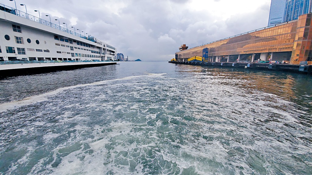 海港城對開海面出現「嘔白泡」紅潮奇景。