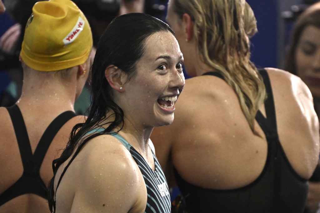 何詩蓓於短池游泳世錦賽成功衛冕200米自由泳金牌，笑逐顏開。AP