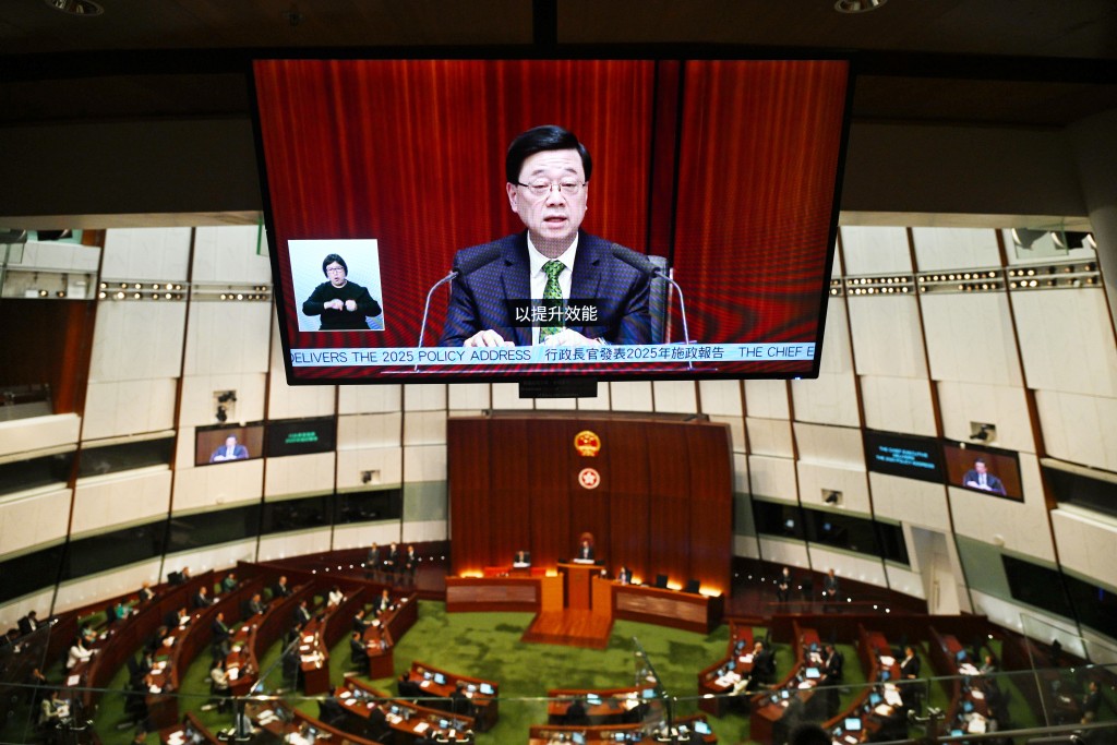 行政長官李家超在立法會宣讀新一份《施政報告》。