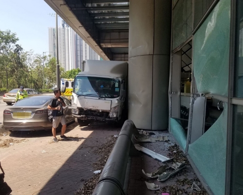 涉事貨車及電動車。林思明攝