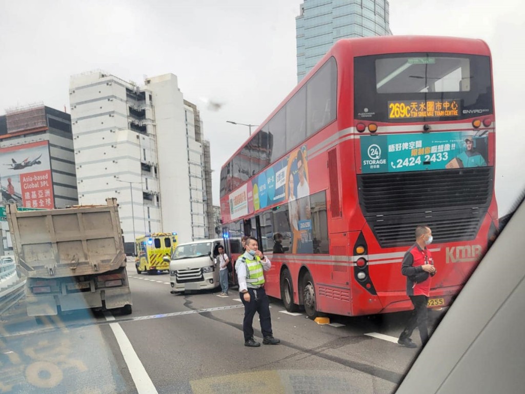 現場為青葵公路往機場方向近現代貨箱碼頭位置。FB：車cam L（香港群組）