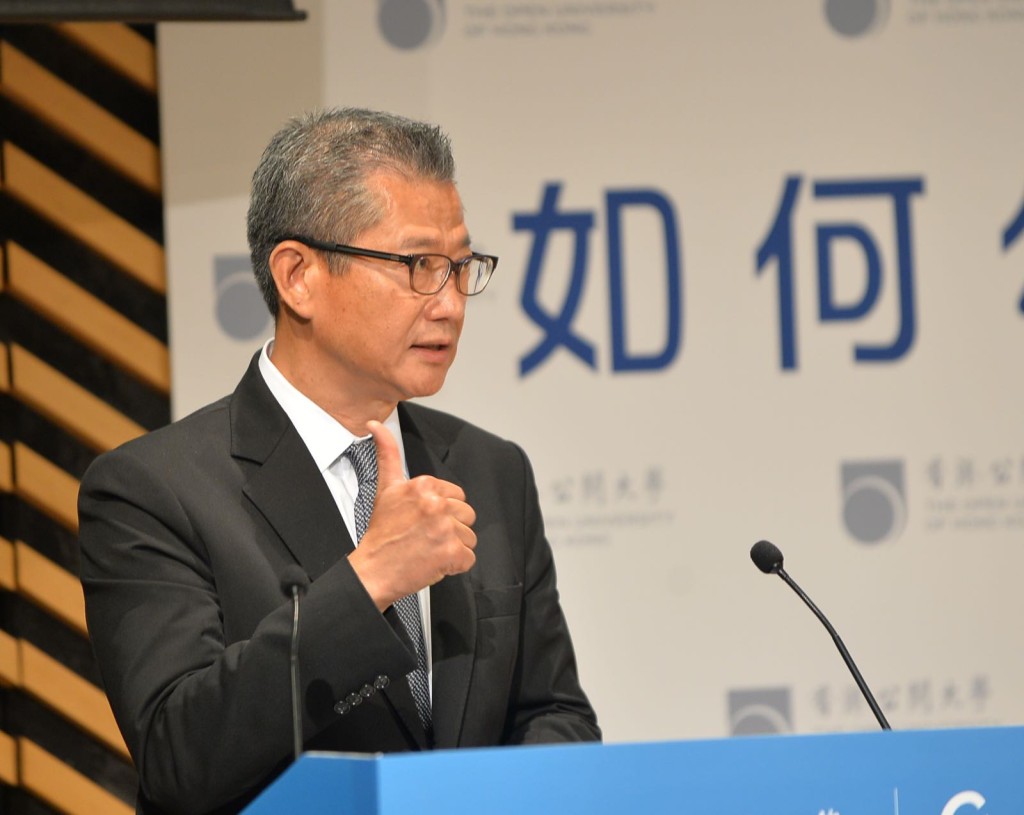 陳茂波勉勵年輕人不要局限在香港。
