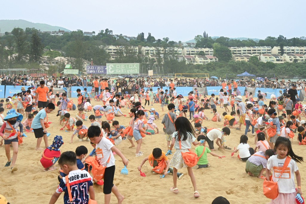 各位3至10歲的小朋友一齊做「復活兔」， 在大白灣沙灘上搜尋色彩繽紛的復活蛋。（圖片來源：愉景灣）