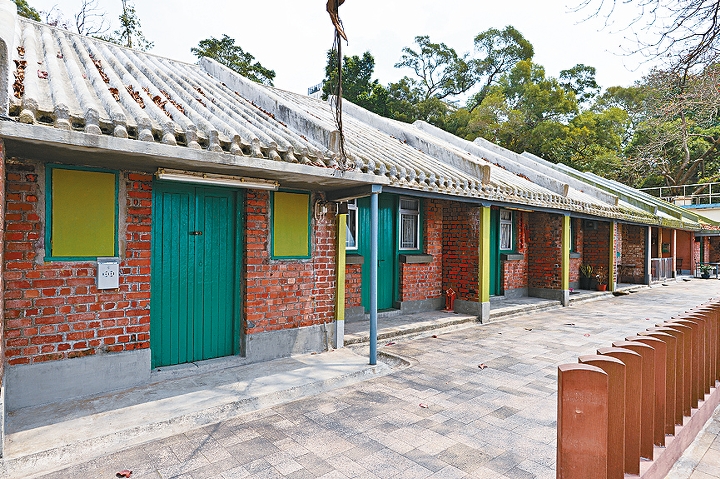 在1930年由政府興建的赤柱八間屋,外觀仍然保持得相當完好。
