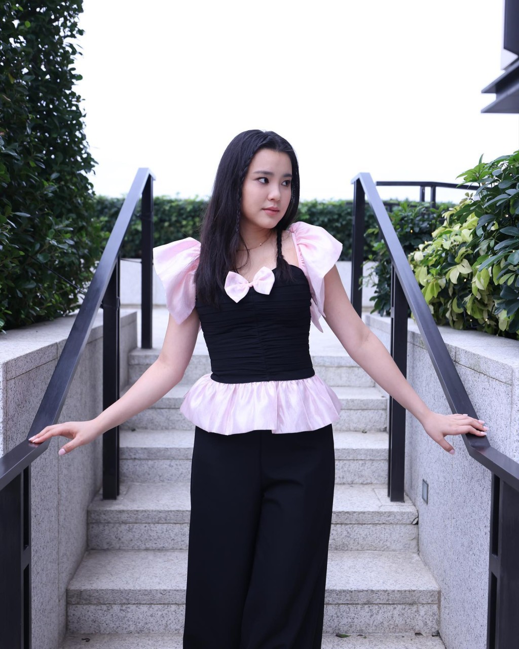 姚焯菲的自家品牌主打粉紅及黑白色的休閒服、小洋裝。