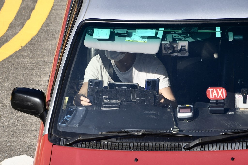 運輸署規定司機駕駛時最多使用兩部流動通訊設備的法例已生效。資料圖片