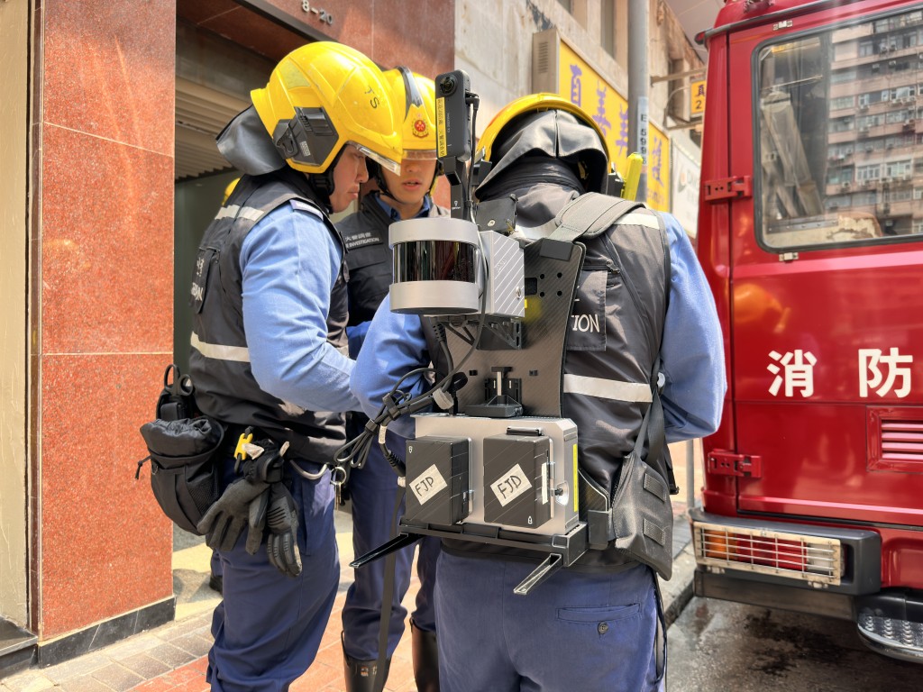 消防员带同3D扫描器进入火场搜证。梁国峰摄