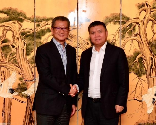 財政司司長陳茂波(左)今日訪問深圳,並與深圳市副市長王立新會面。政府新聞處圖片