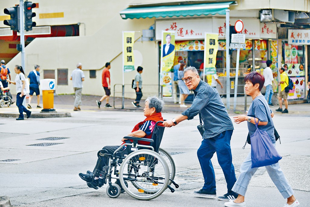認知障礙症患者普遍症狀包括情緒大上大落、缺乏自理能力、容易走失，令照顧者壓力倍增。