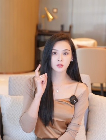 冇錯,就係佢右手無名指上的鑽戒,網民認為佢又宣示主權。