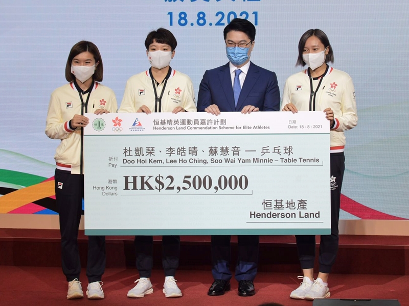 乒乓球女團杜凱琹（左二）、李皓晴（左一）及蘇慧音（右一）