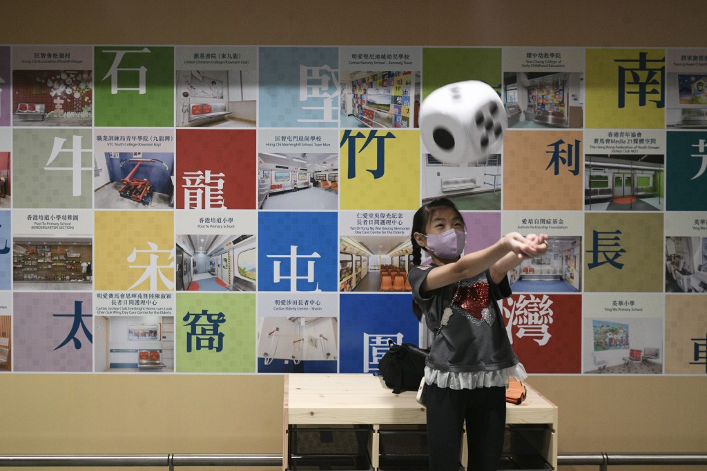 參觀者更可在「鐵行棋玩樂墊」上擲骰子,遊走不同車站,或暢玩列車模型。 參觀者更可在「鐵行棋玩樂墊」上擲骰子,遊走不同車站,或暢玩列車模型。
