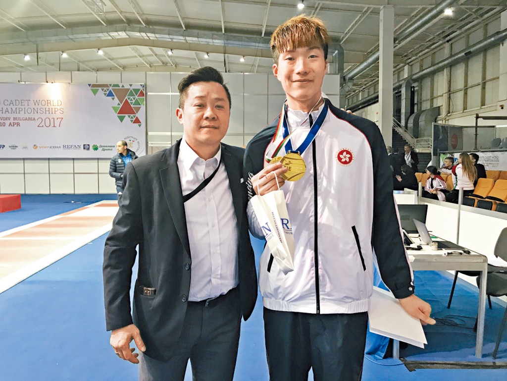 去年劍擊運動員張家朗（右）於奧運勇奪金牌，為港爭光。