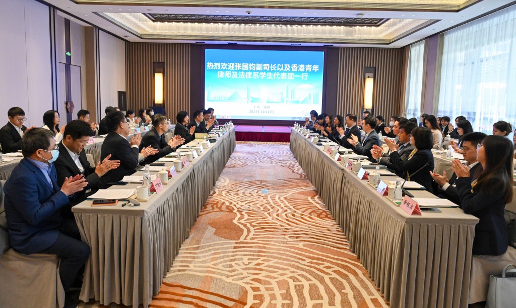 張國鈞（右七）和代表團其他成員在深圳與深圳市司法局局長蔣小文（左七）會面。