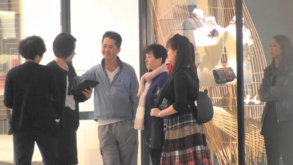 邓兆尊2017年被拍到带二奶Cherry车厘子（右二）、三奶骨妹（右三）和四奶（年约40岁中女，后戴橙围巾被遮掩者）到铜锣湾时代广场逛名店。
