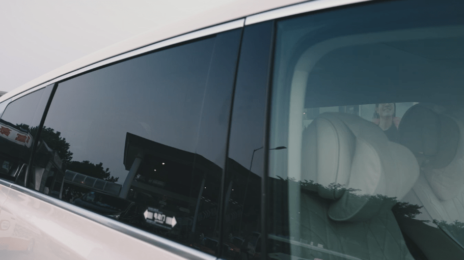 第二排車窗都是採用了隱私玻璃，可隔絕99%紫外綫。