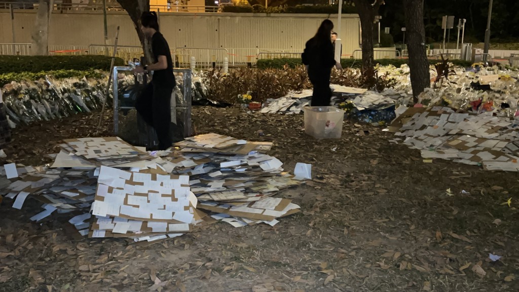 有義工在現場整理物資。蔡楚輝攝 有義工在現場整理物資。蔡楚輝攝