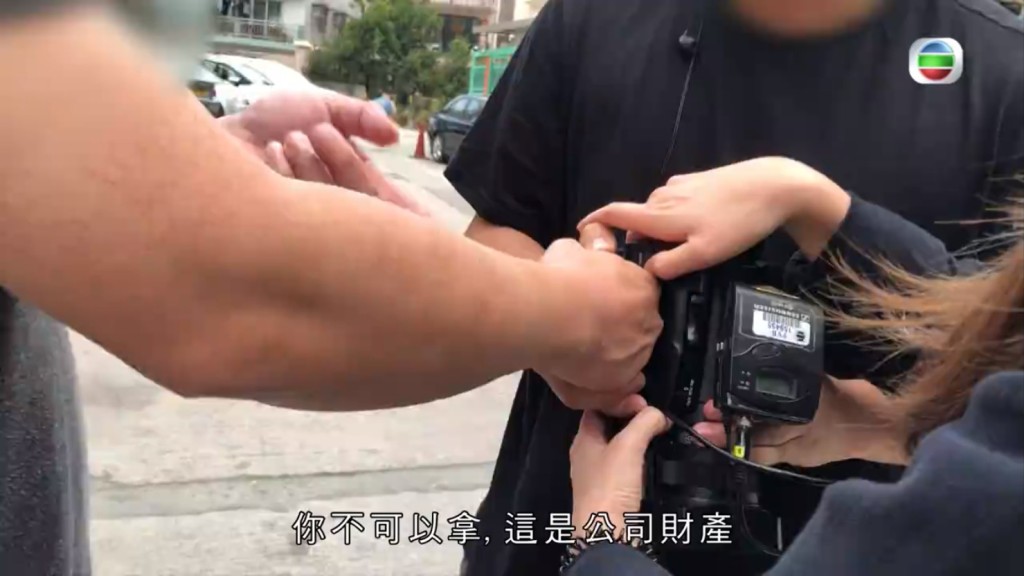 甚至上前圍住攝影師並搶他手上屬於TVB所有的攝影器材。