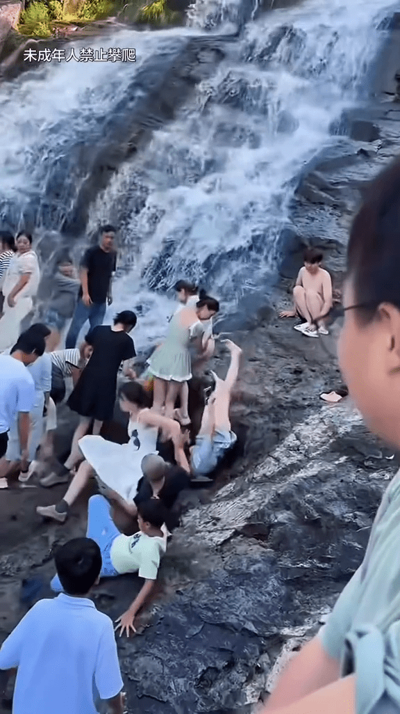 浙江男瀑布頂滑落，連環撞傷下方多人。