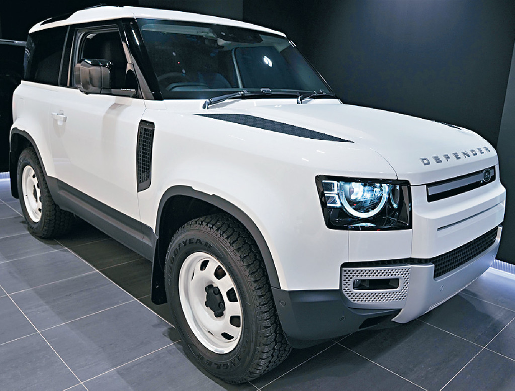 ■Defender 90 D250 SE柴油短陣版配上18吋鐵鑄輪圈，古典味十足。
