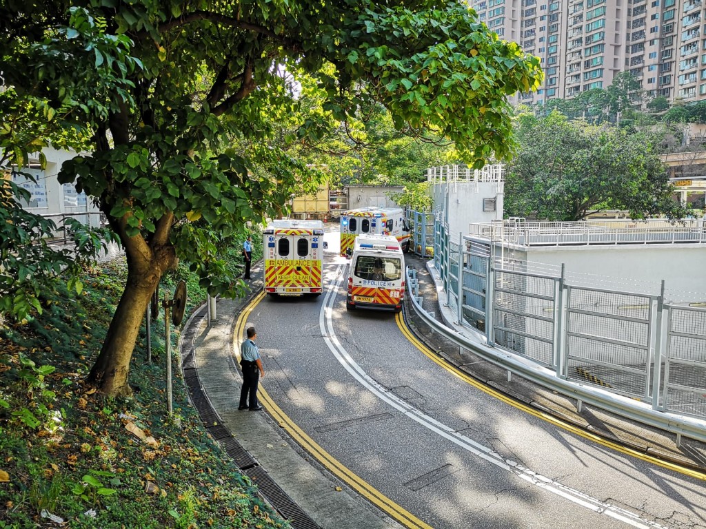 救護車在急症室門外轉右彎時,失控撞向對面圍欄。