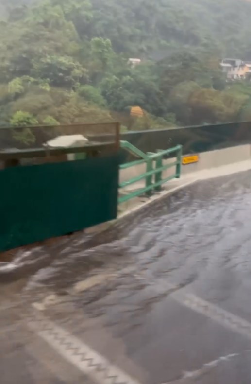 網民：黑雨。今朝去到深井仲要水浸，當時仲要知道啱啱掛黑雨。資料來源：jerrymozart209＠Threads