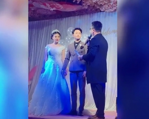 河北一場婚禮中，一位高中老師把當年沒收的情書還給了新人。　影片截圖