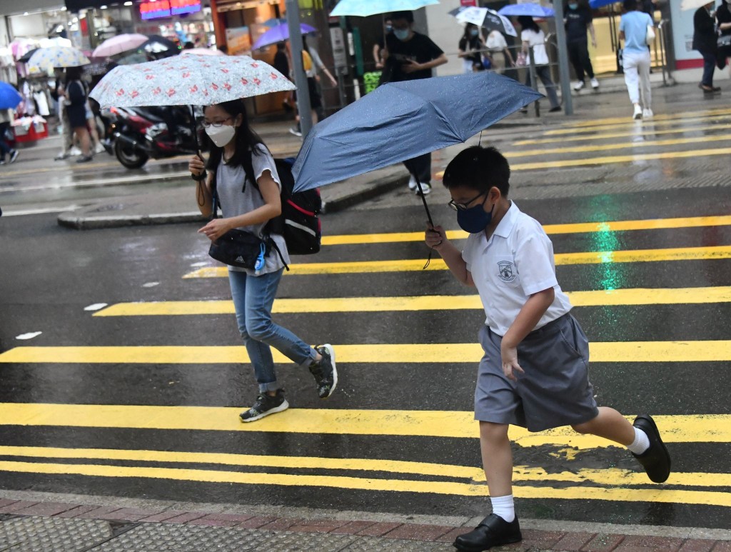 預料香港有狂風雷暴。