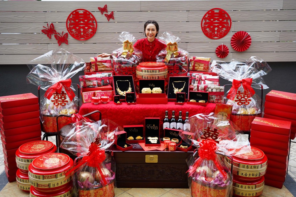 汤怡与一张大枱都摆唔晒的大礼合照，甚有睇头！