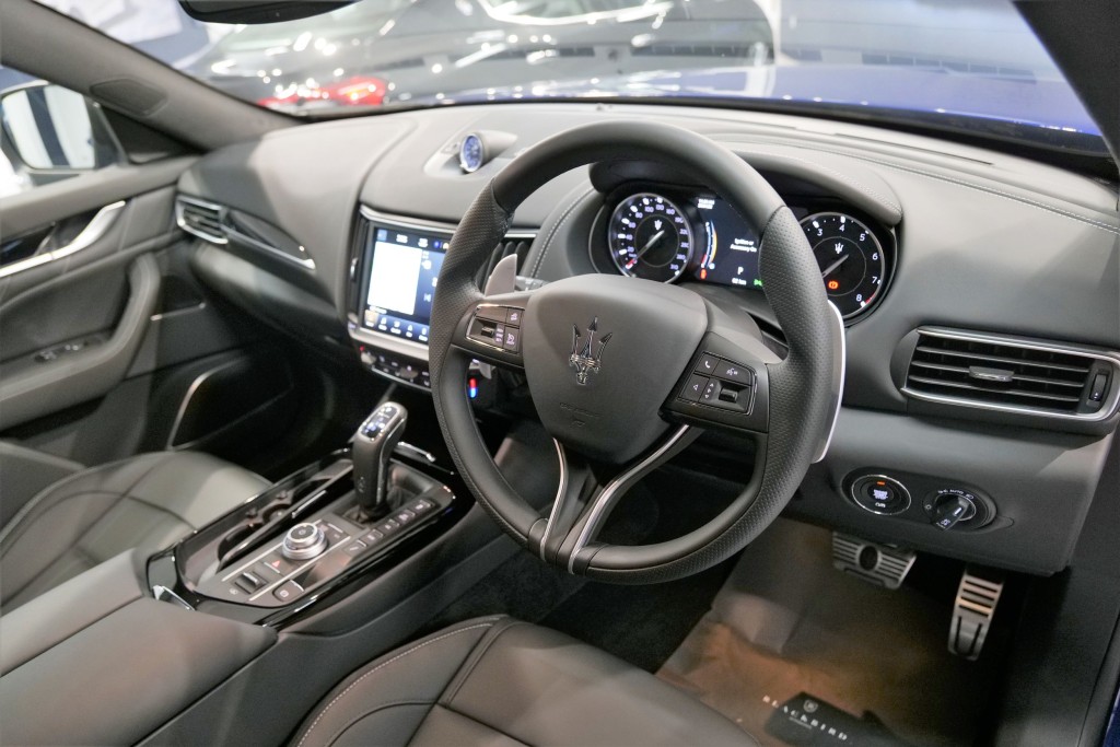 中控台8.4吋觸控屏幕採用了 新介面。