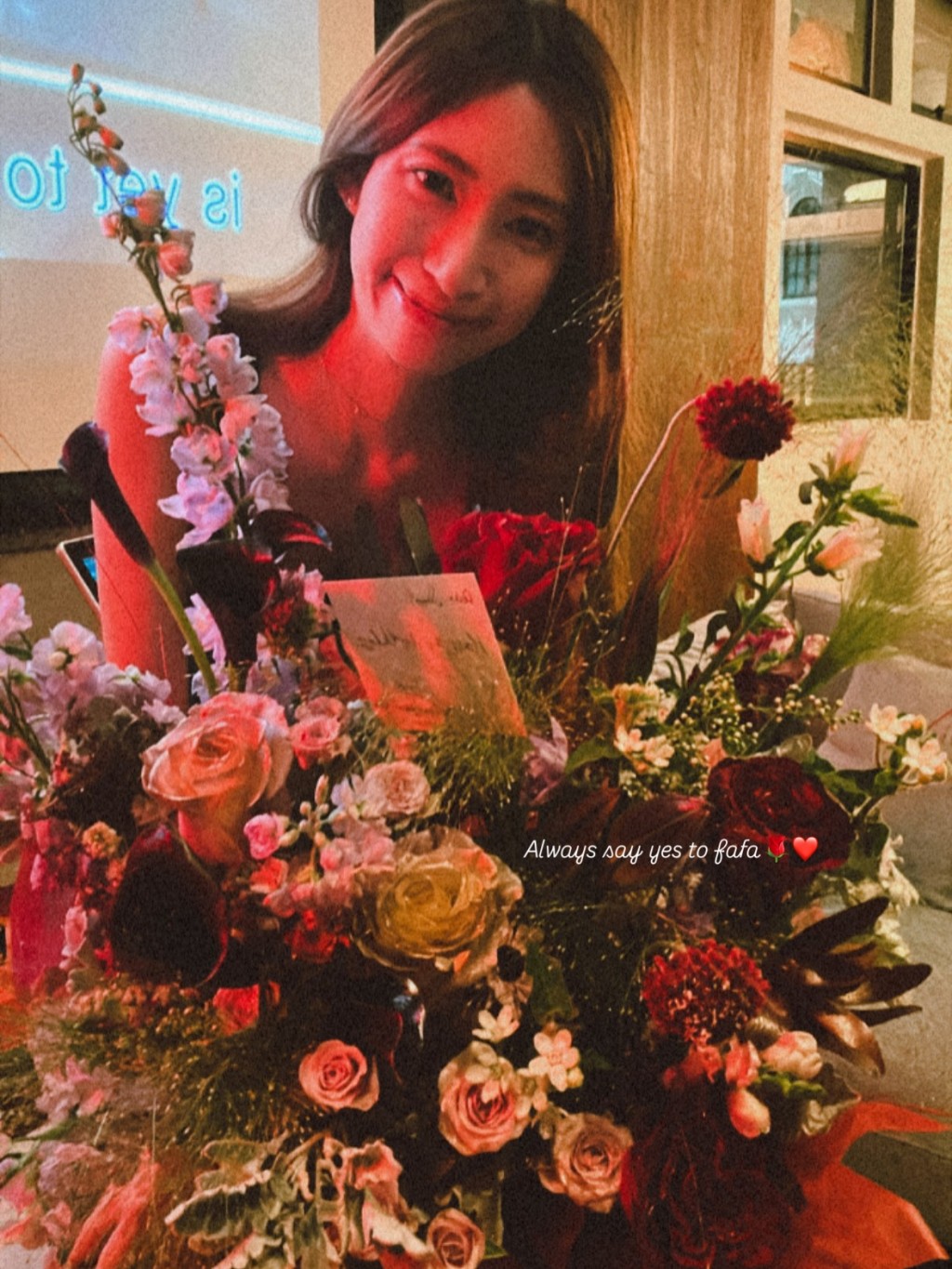 何廣沛未婚妻Sarah頻頻收花。 何廣沛未婚妻Sarah頻頻收花。