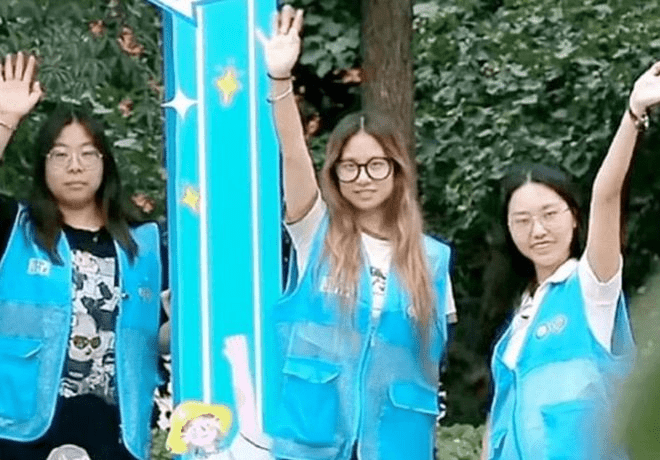 有网民浏览北京政法职业学院迎新宣传片时，发现疑似3名涉事女生摆造型迎新。