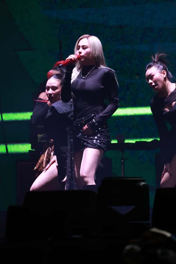 Gin Lee在西九竹翠公園演出，擔任來自美國的組合Black Eyed Peas的暖場嘉賓，