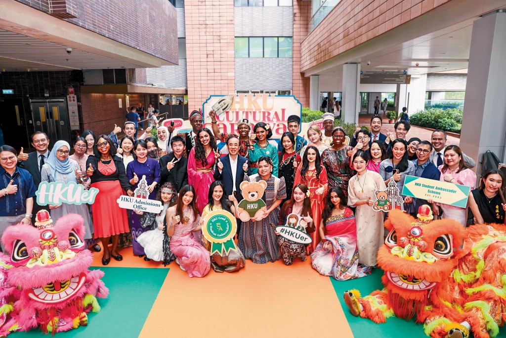 香港大学今学年取录1800名非本地本科生，其中逾700人来自内地以外的60多个国家与地区，校方昨举行文化嘉年华，展示各国特色。