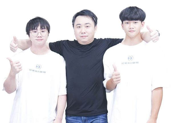 小彬彬的19歲兒子「迷你彬」,希望爸爸保持單身,不要再遇見新的交往對象。 小彬彬的19歲兒子「迷你彬」,希望爸爸保持單身,不要再遇見新的交往對象。