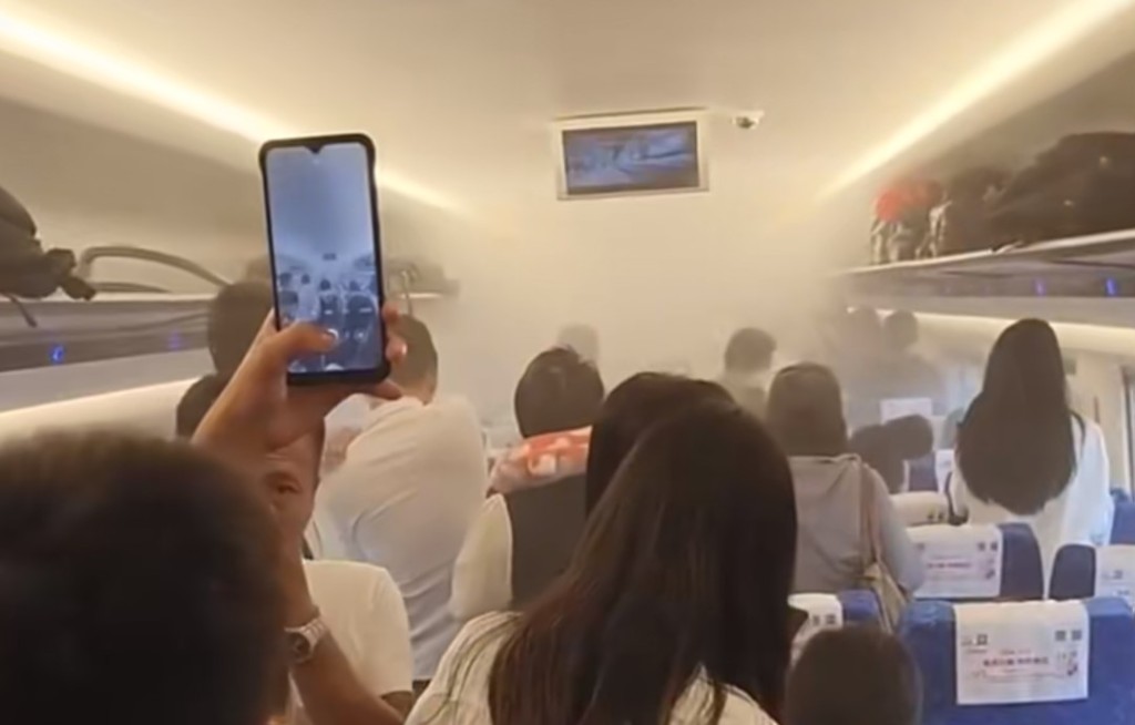 高鐵車廂因乘客「尿袋」起火，佈滿濃煙。影片截圖