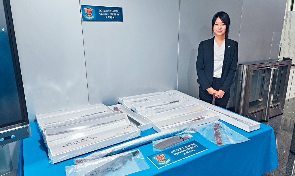 警方有組織罪案及三合會調查科總督察胡瀟瀟交代案件及展示案中證物。