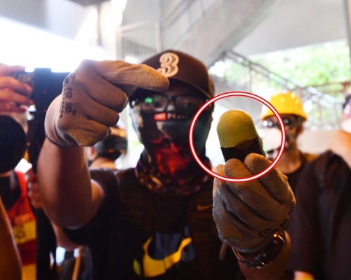 防暴警疑發射海綿彈。