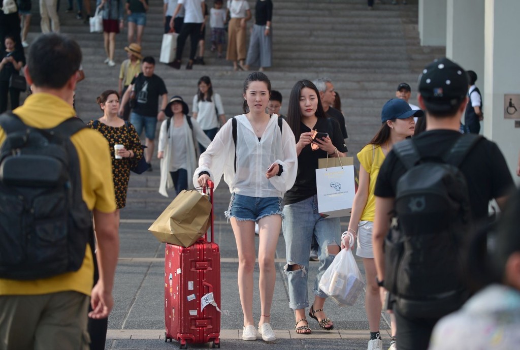 现时旅游生态转变，旅客以自由行或一日游居多。