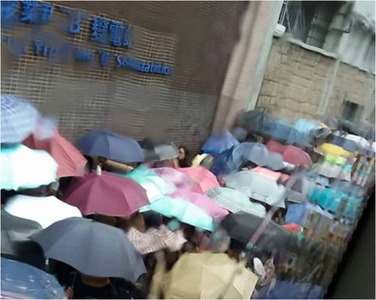 觀塘巴士站出現「雨傘陣」。馬鞍山群組