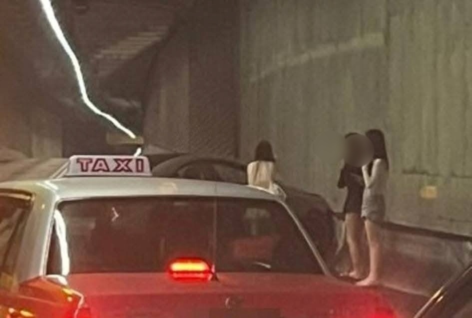 有網民拍得當時有三名女子站在私家車旁，未知是否有關。網圖